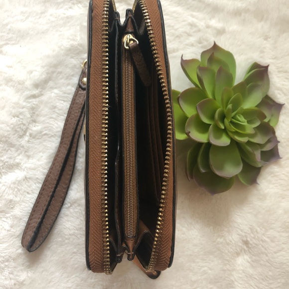MICHEAL KORS Wristlet Wallet!! - Picture 7 of 7